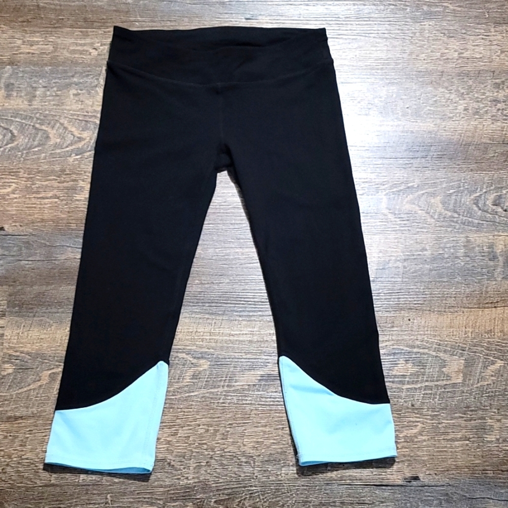 Woman's sport Capris black and blue by GapFit rear center pocket with zipper